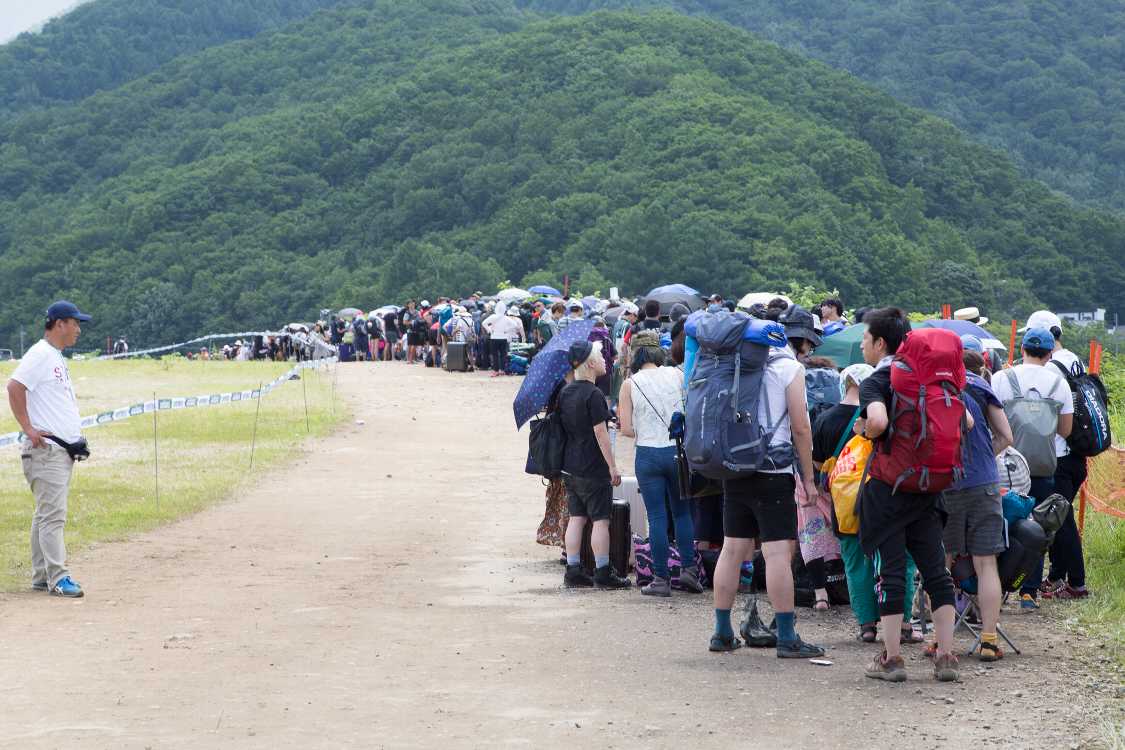 シャトルバスの行列。月曜の午前11時40分ごろ。
