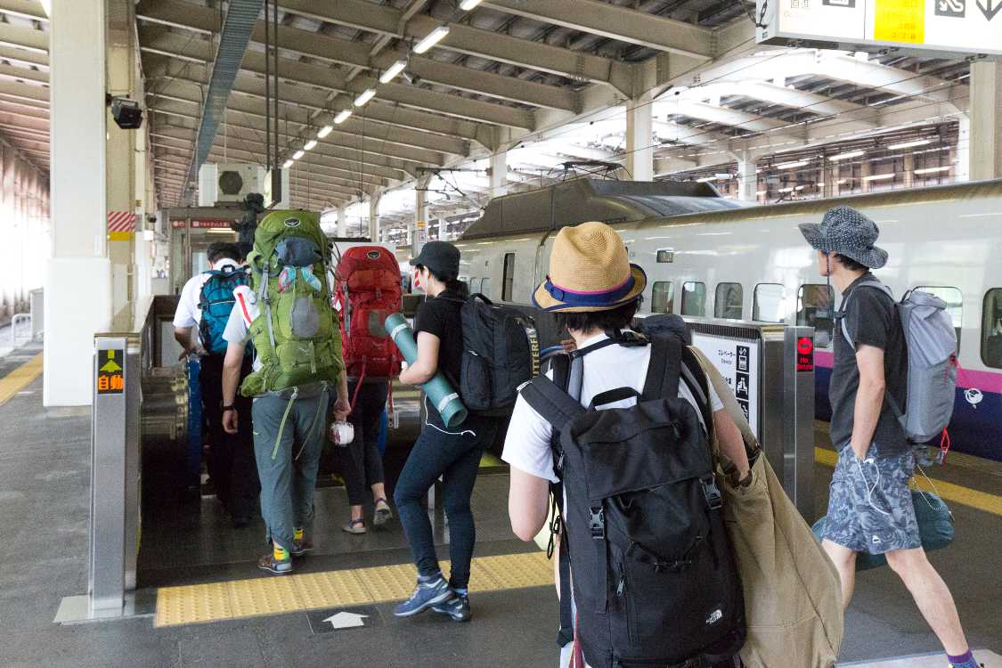 フジロックフェスティバル前夜祭（木曜日）の午前。越後湯沢駅を降りる人。
