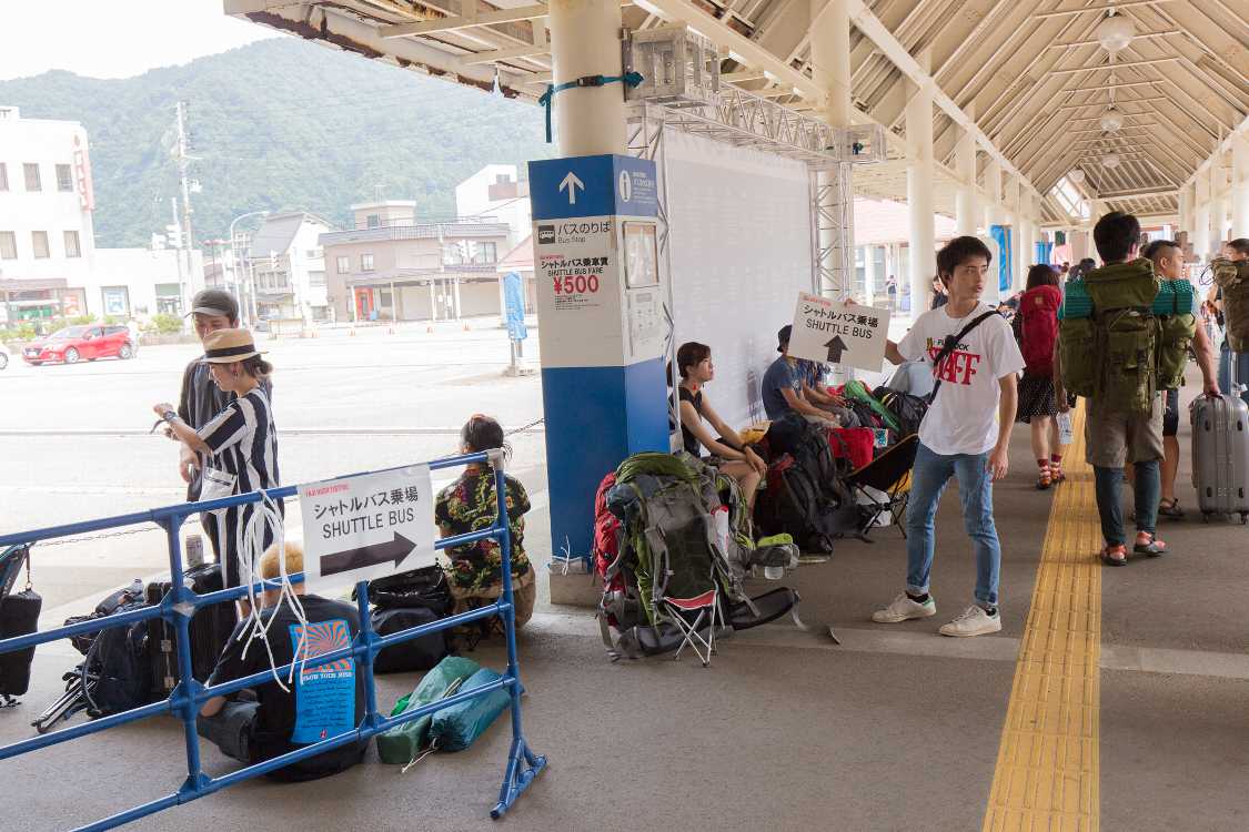 バス乗り場の案内をする人。