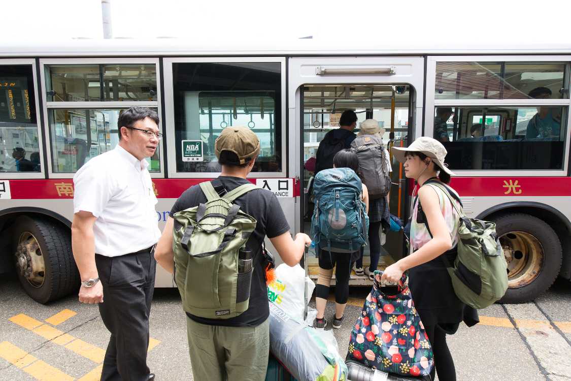 通常はいないであろうバス会社の案内員。