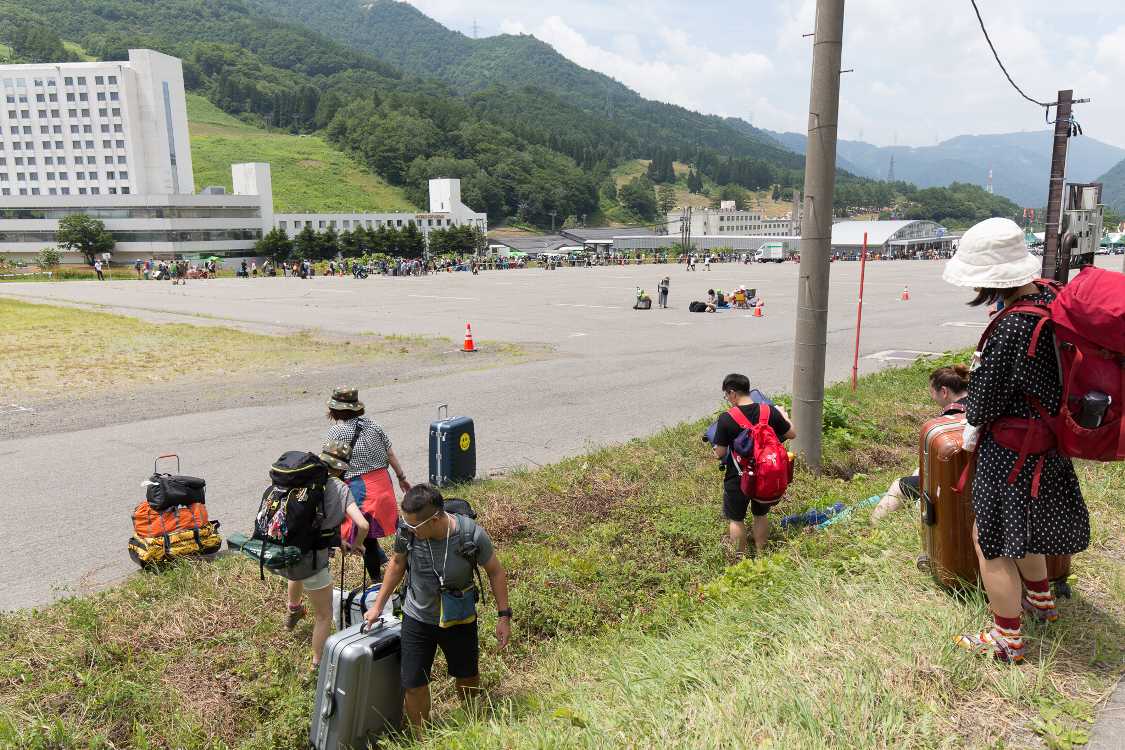 バスを降りて場外へ。