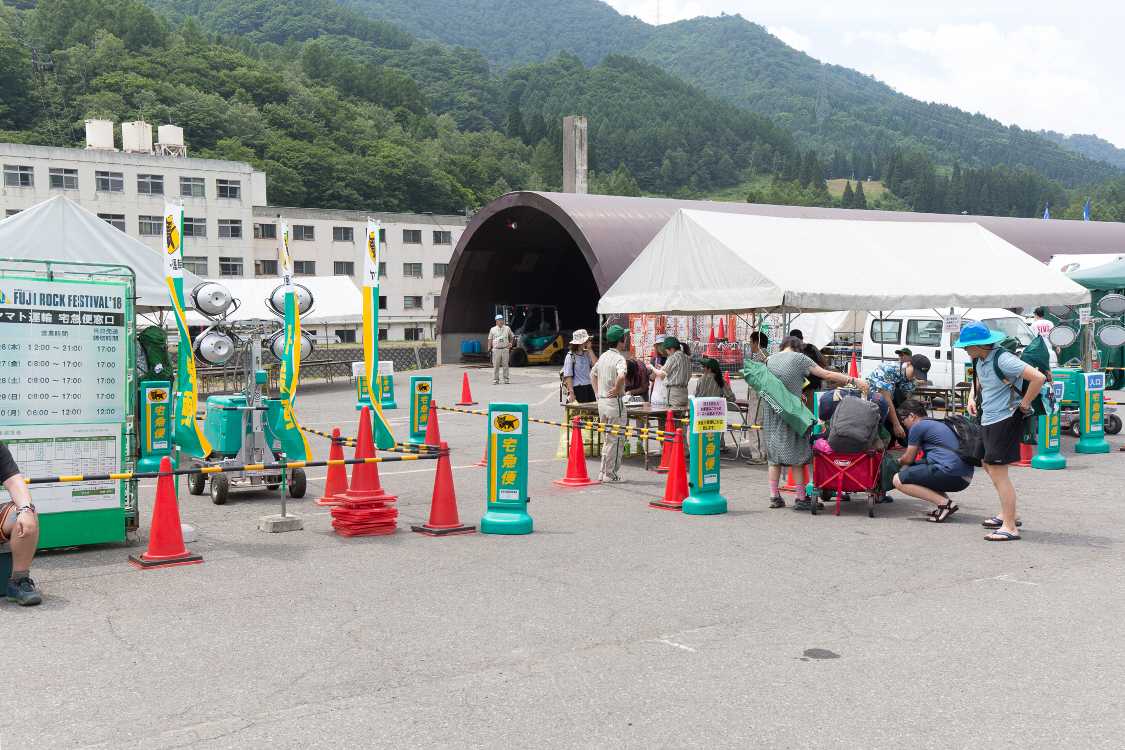 前夜祭の宅急便窓口。