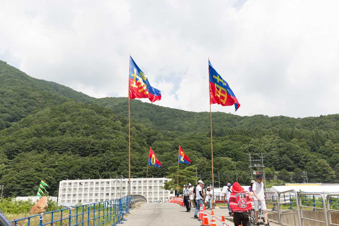 キャンプサイト前。場外側から読むと「苗場20」になります。