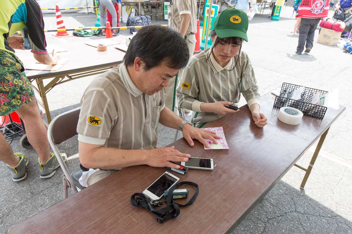 スマートフォンで荷物の置き場所を検索します。