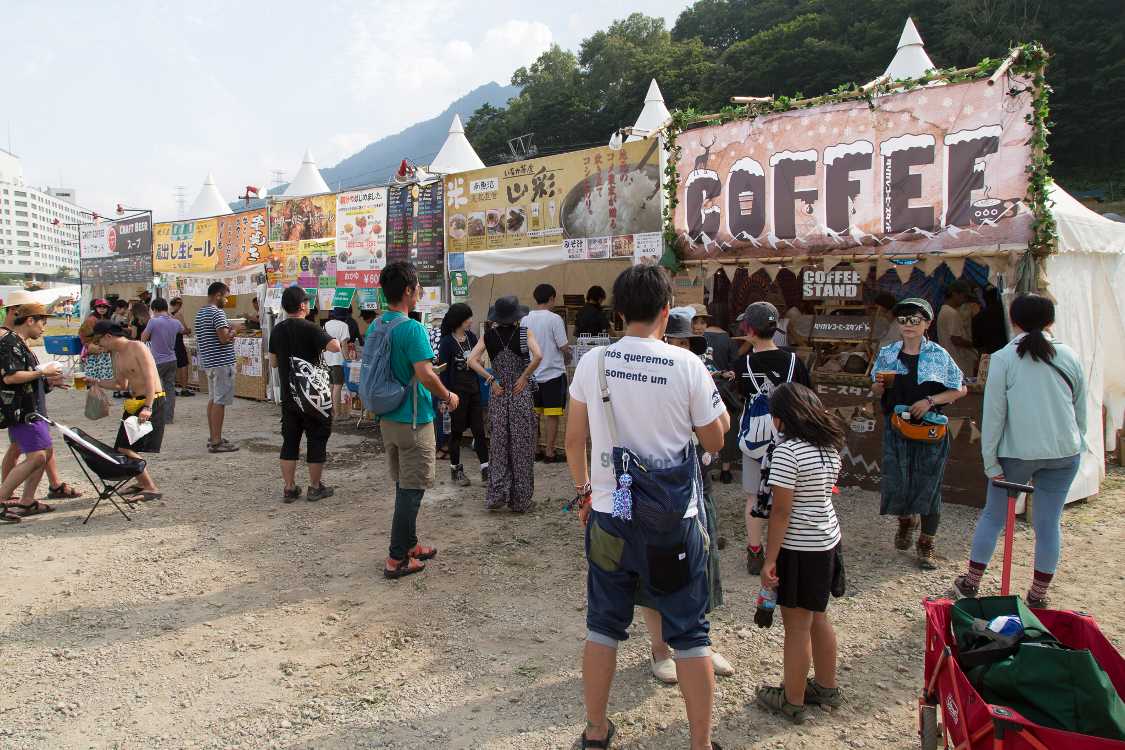 キャンプサイト前の飲食店。前回より店舗が増えました。