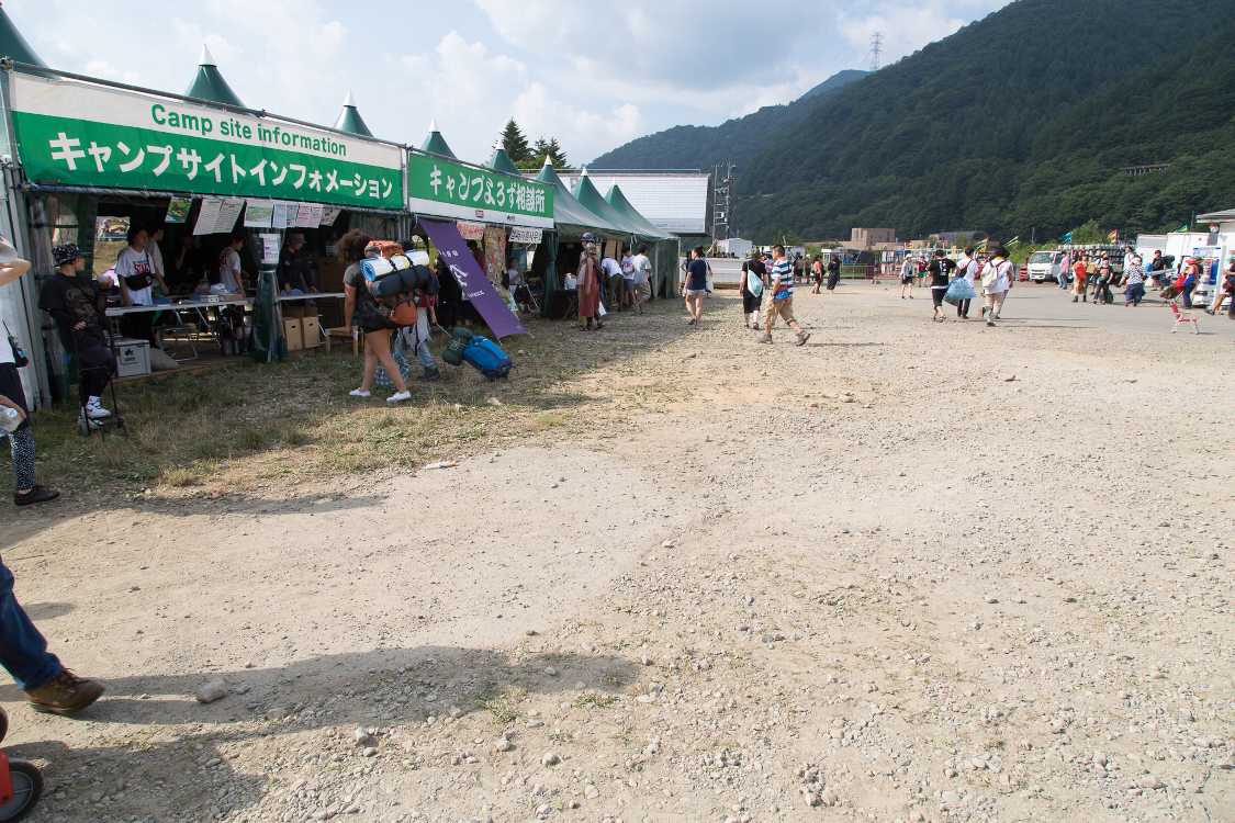 キャンプサイト前のインフォメーション周辺。