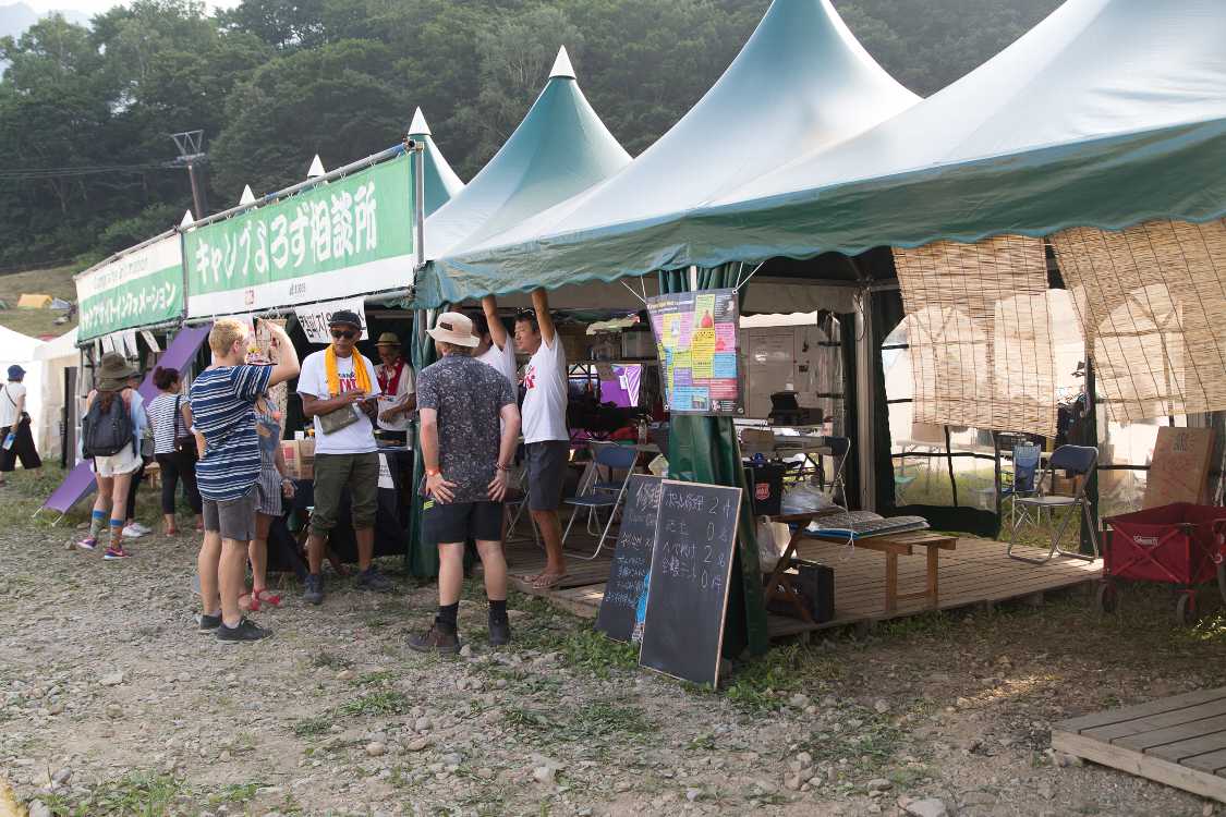 外国人に対応するよろず相談所の人。