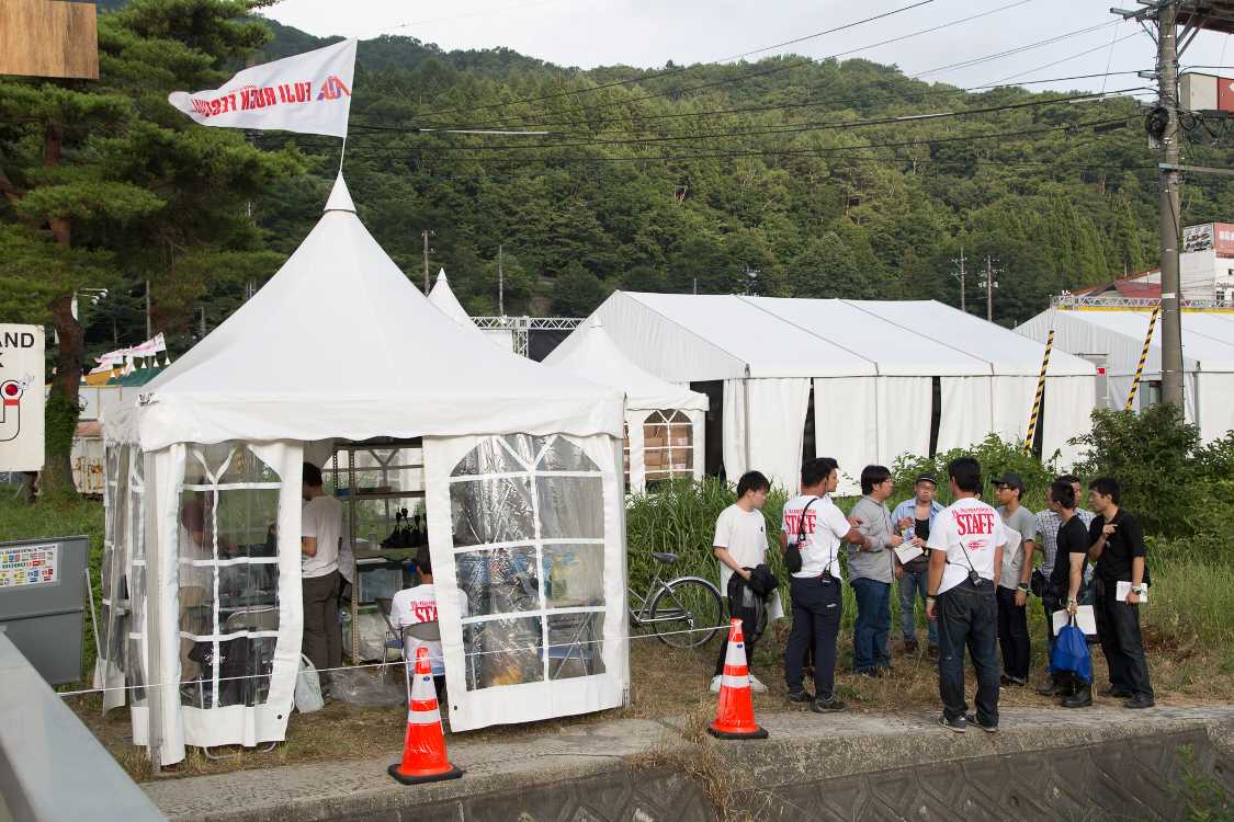 キャンプサイト前リストバンドチェックの打ち合わせ。