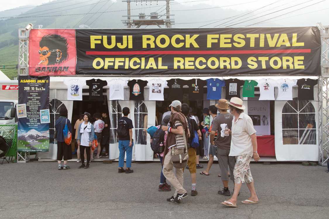 場外の公式CD店、岩盤ショップ。