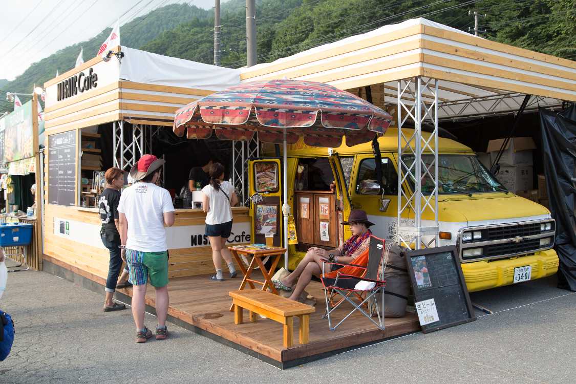 場外の飲食店。モザイクキッチン。