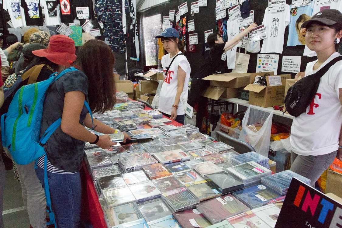 出演者のCDが並びます。