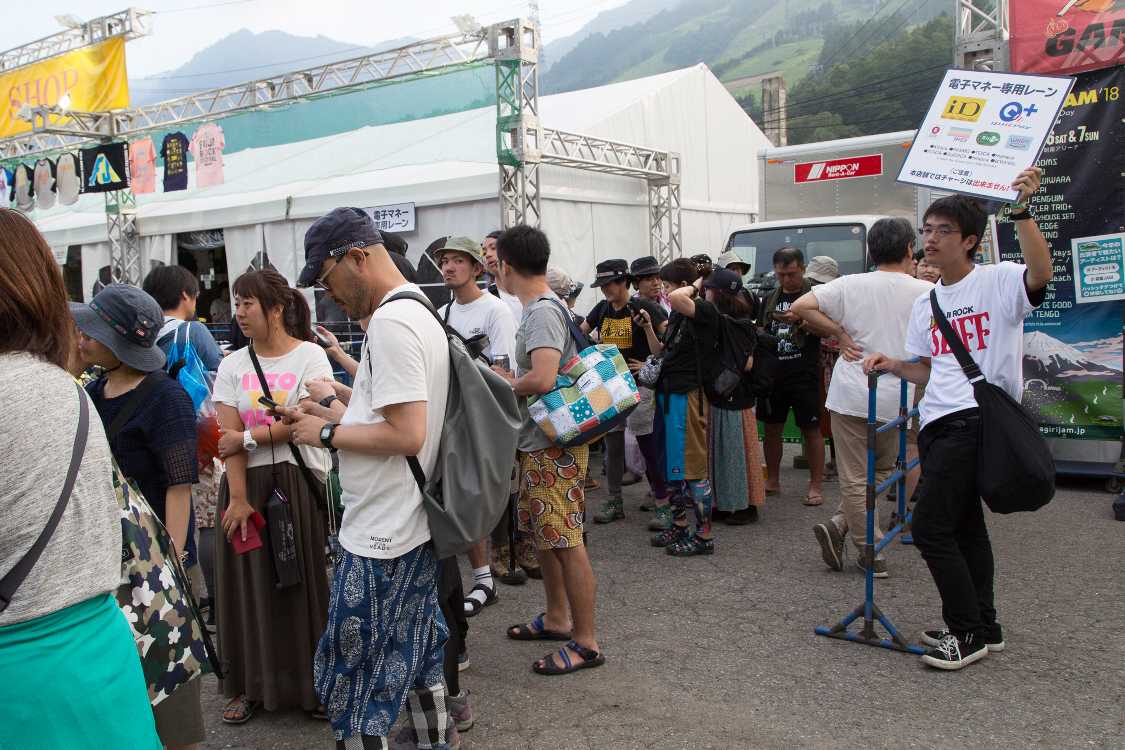 公式グッズショップの専用レーン案内。