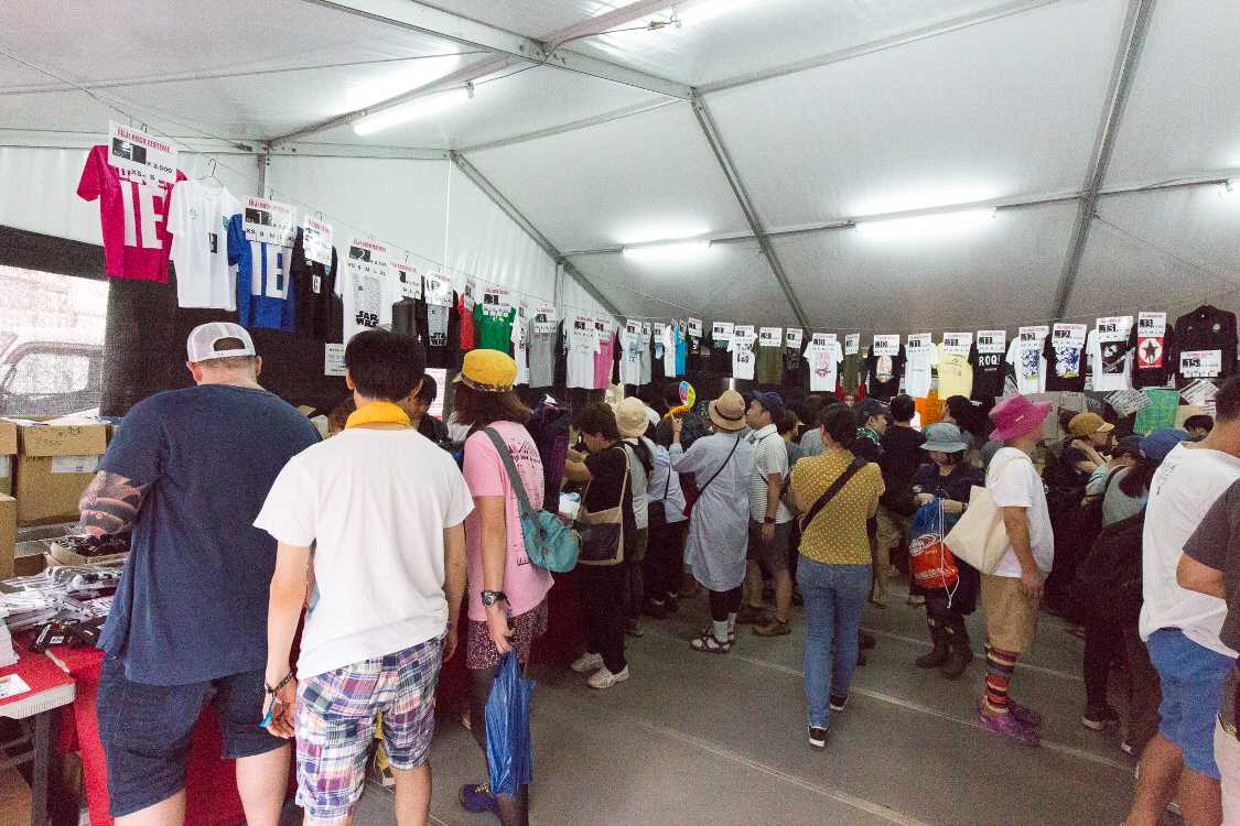 フジロック公式ともアーティスト公式とも異なる岩盤ショップ独自のTシャツ等を販売。