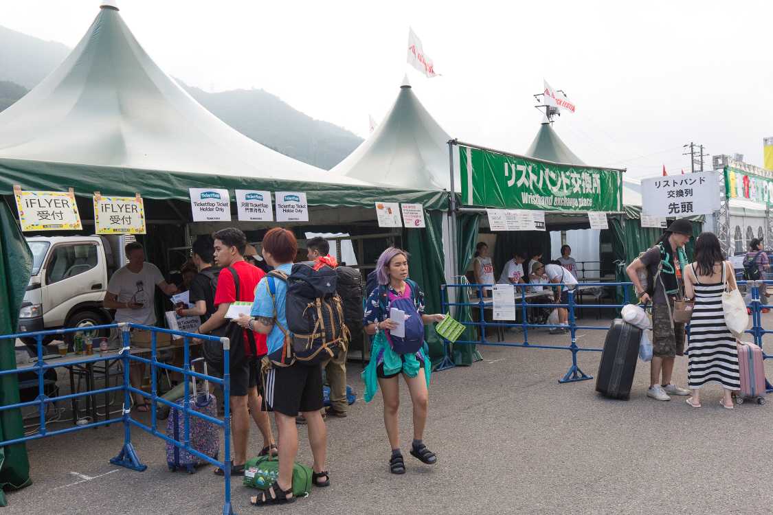 リストバンド交換所周辺。