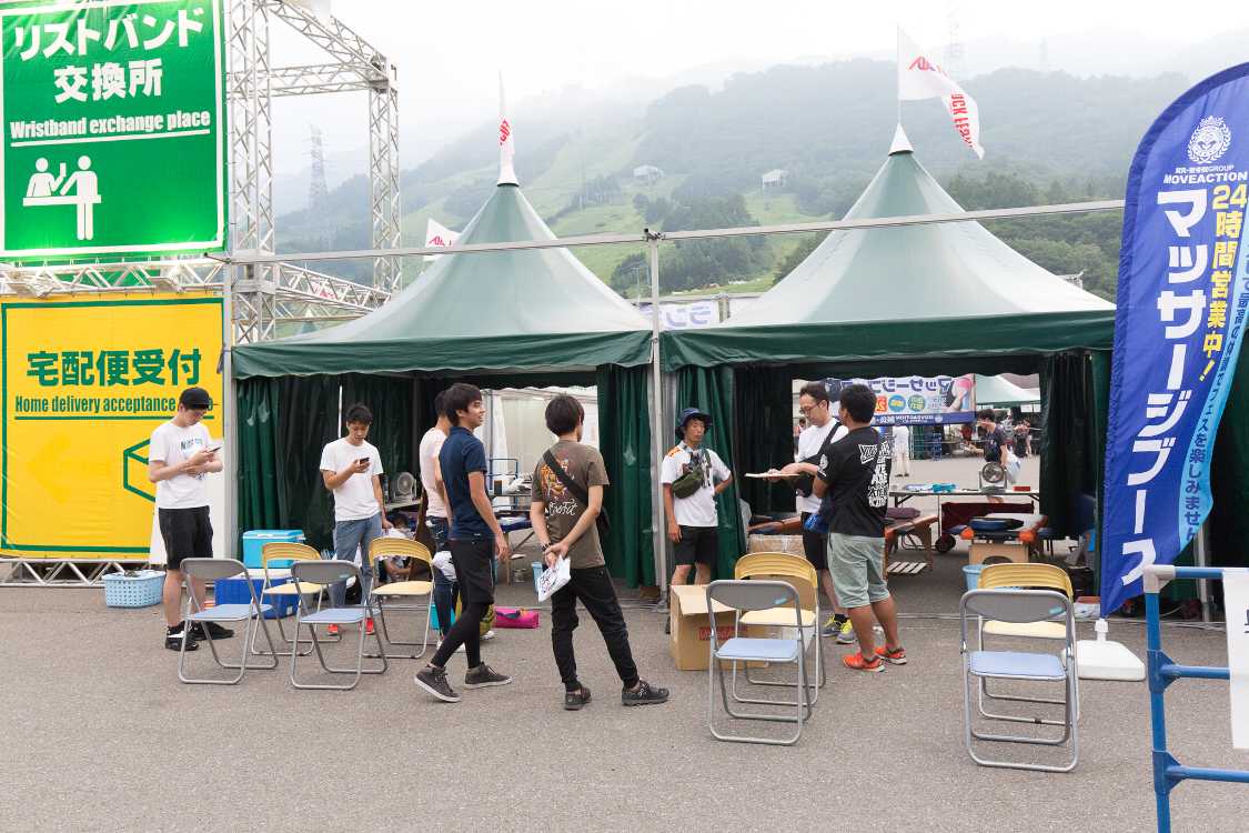 場外の道路側から。マッサージは24時間営業のようです。