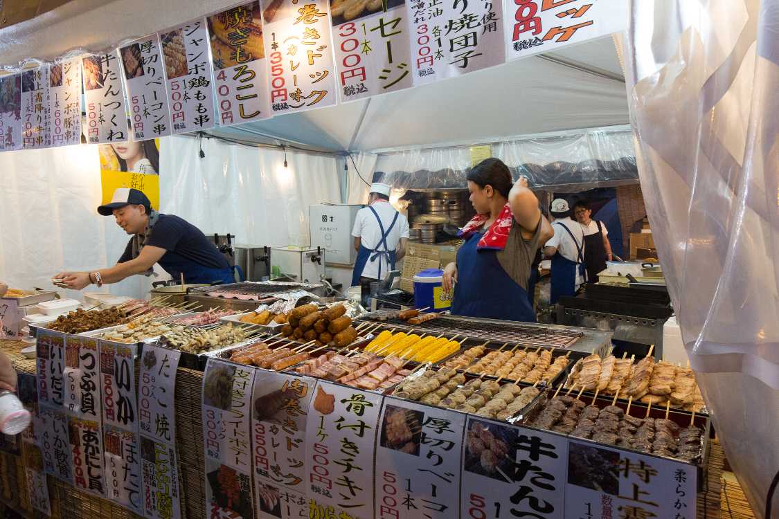 木曜の午後7時ごろ。前夜祭の最中です。