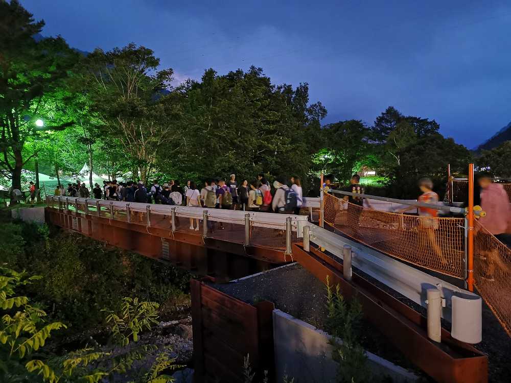 仮設橋を渡ってオアシスエリアへ。