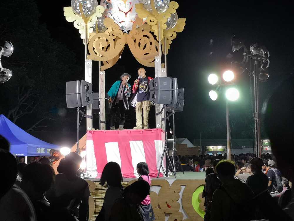 花火の打ち上げ直前。例年と同じ2人でした。