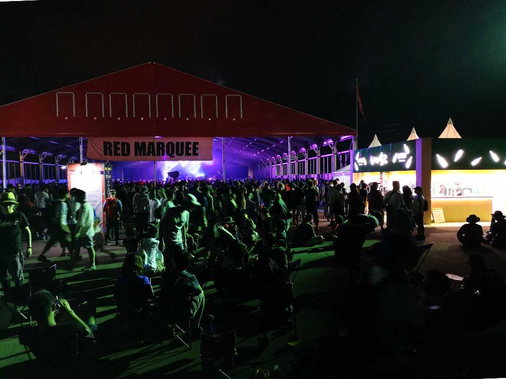 前夜祭ライブ中のレッドマーキー。