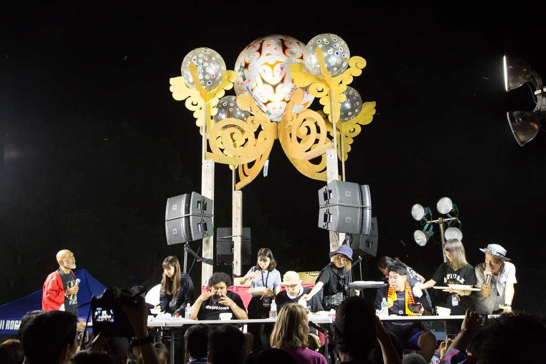 前夜祭の花火終了後、午後8時半ごろから始まる早食い競争。今年はそばでした。