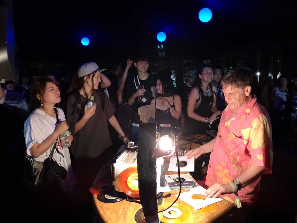 ブルーギャラクシーのアナログ盤DJ。