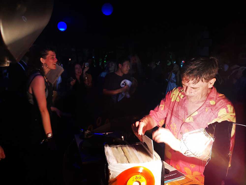 シングル盤を次々にかけていきます。特に工夫はありません。