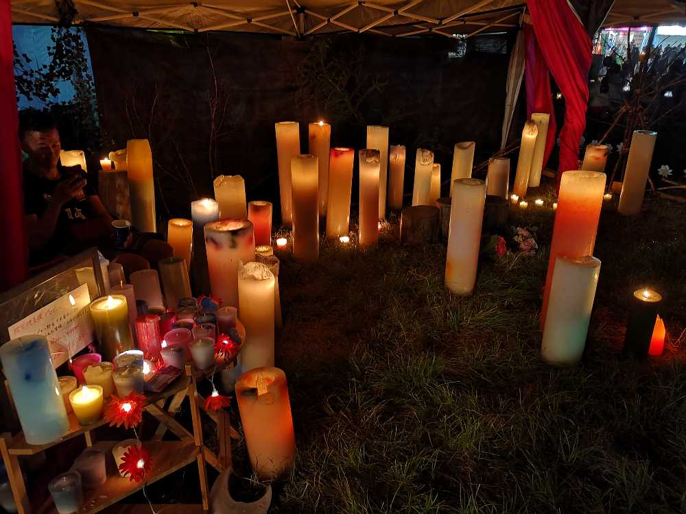 ブルーギャラクシー前のロウソク群。