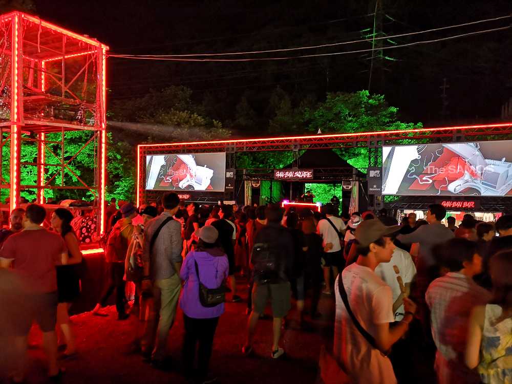 前夜祭のオアシスエリアの岩盤スクエア。前回から赤いLED電飾がつきました。