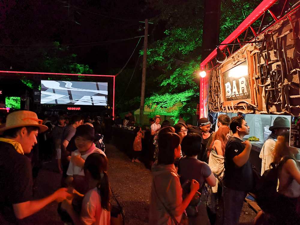 南側の岩盤バー。