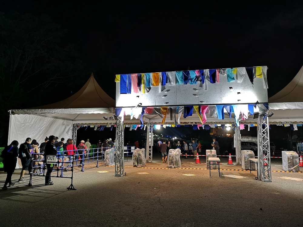 入場ゲート。午後11時50分ごろ。