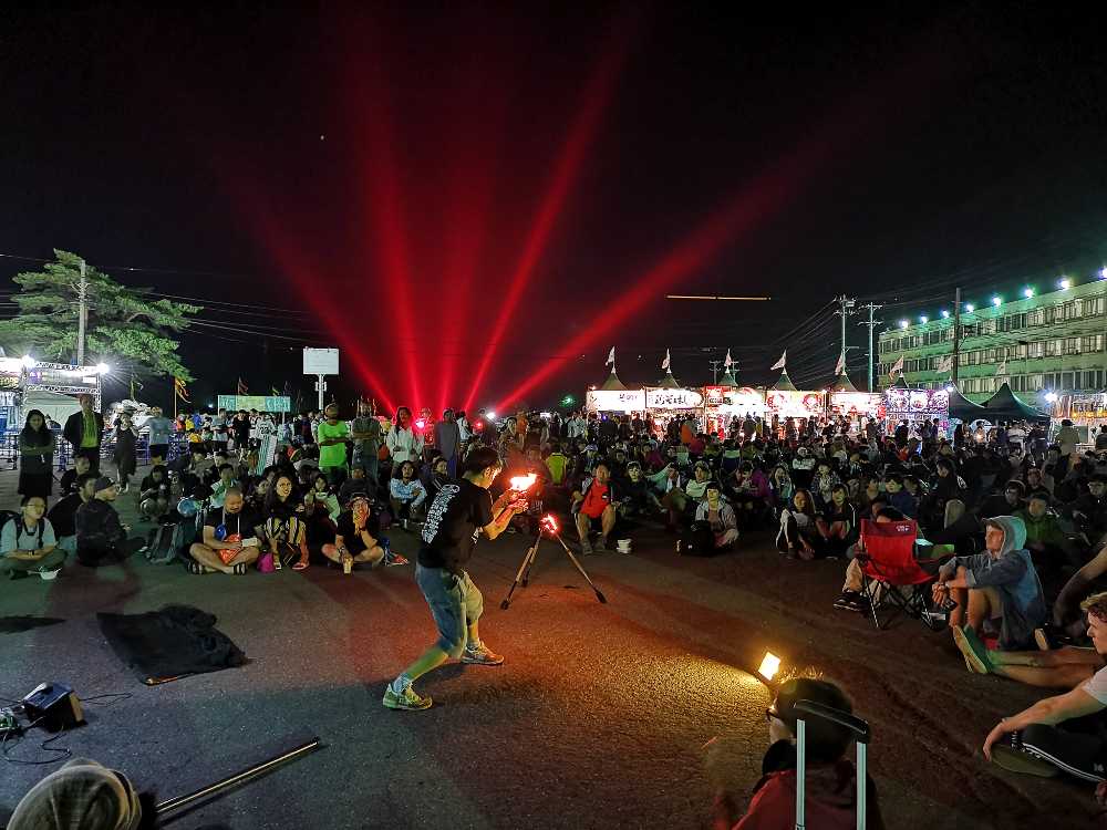 場外ショップエリアでの大道芸。