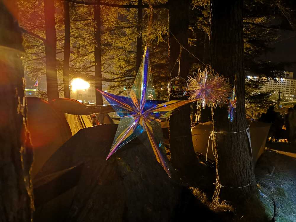 キャンプサイトの利用者による装飾。各所にあれば目印として役立ちます。