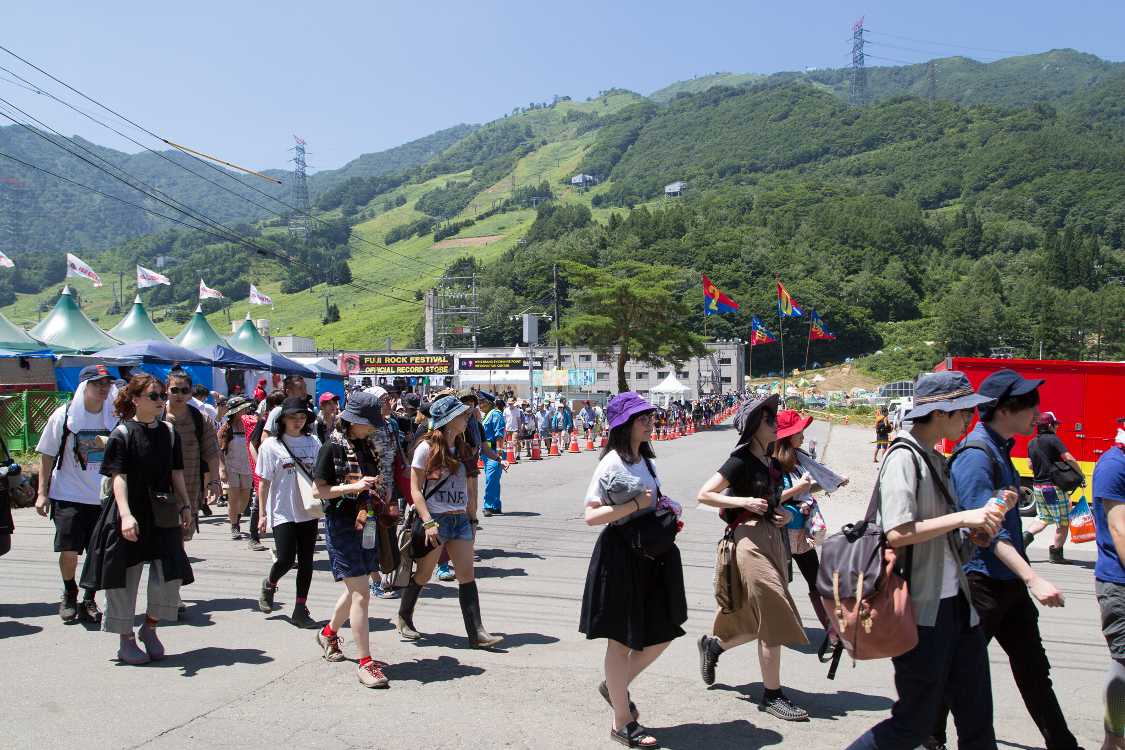 キャンプサイト、場外ショップエリアから入場ゲートへ。