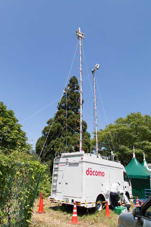 入場ゲート前にあるNTTドコモの臨時アンテナ。