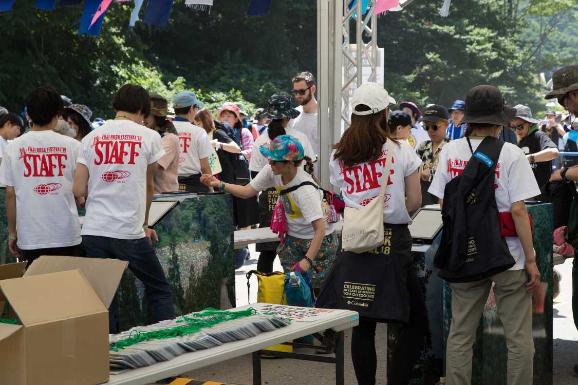 タイムテーブルや地図が書かれているZカードは入場ゲートで手渡し。