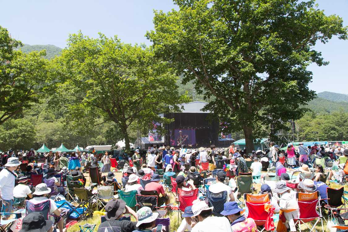 グリーンステージの入場ゲート寄り、導線のステージ寄りから。