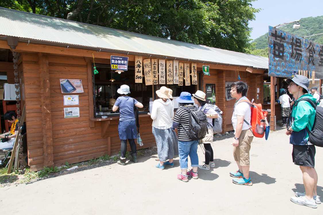 近くにも地酒を販売する店がありますが、苗場食堂でも販売。