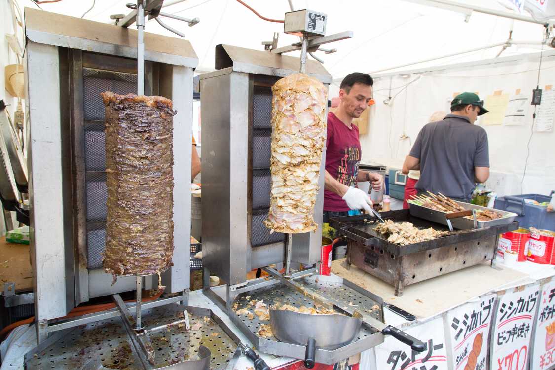 ドネルケバブの店では定番の回転焼き器。