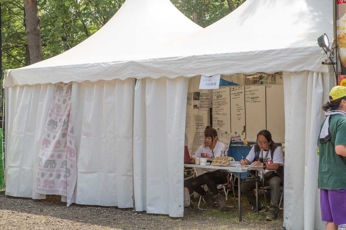 出店管理のテント。