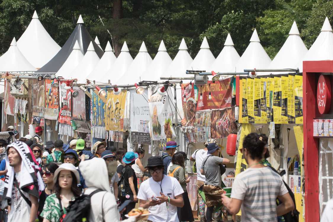 オアシスエリアの飲食店の並び。入場ゲート側。
