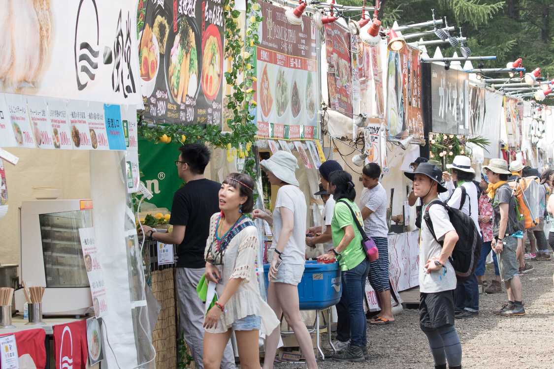 オアシスエリアの飲食店の並び。レッドマーキー側。