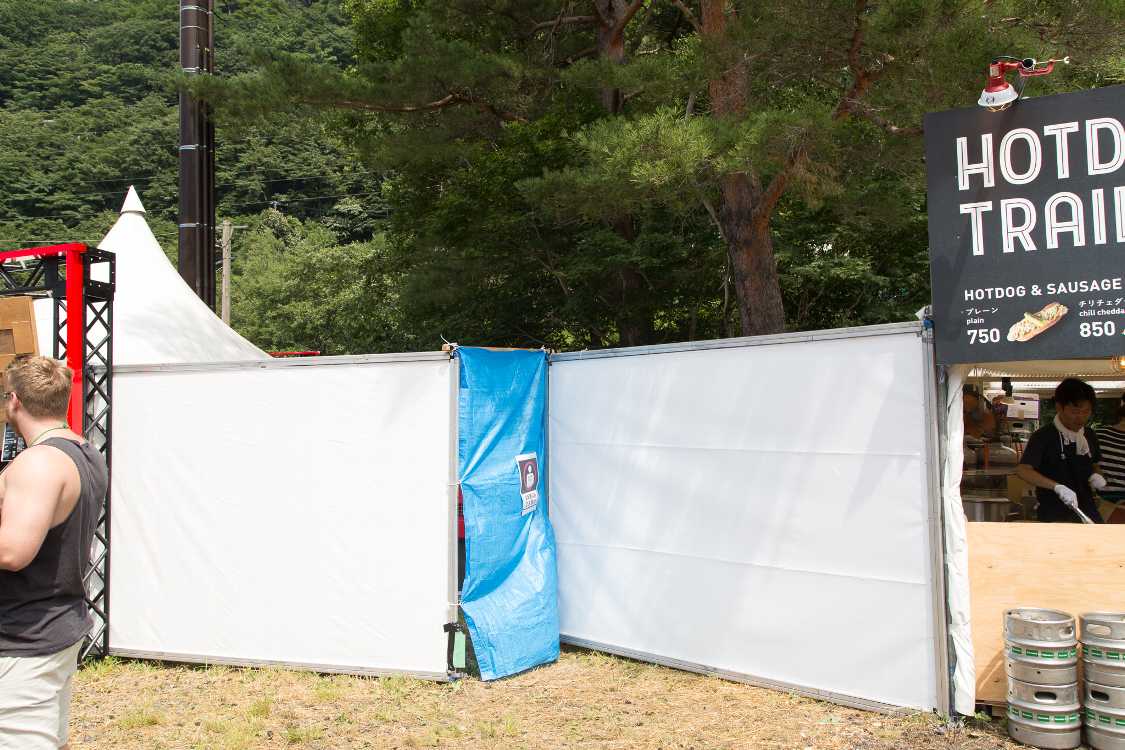 1店舗分が仕切り板になっています。搬入等のスペースでしょう。