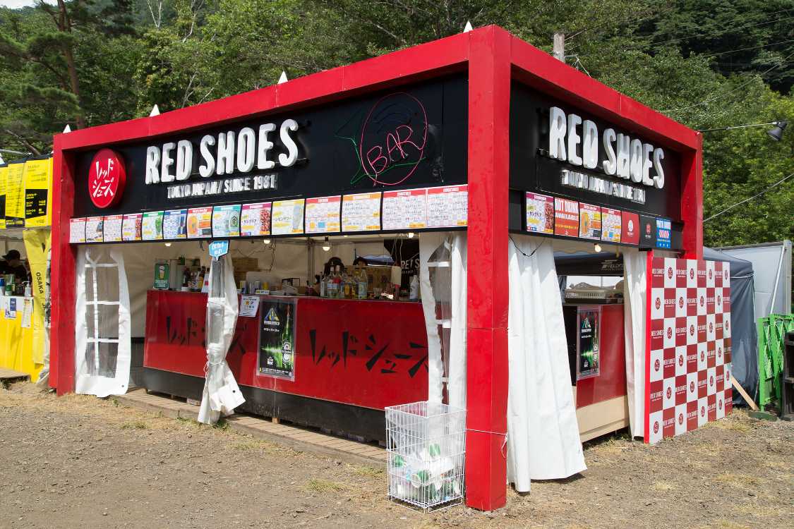 岩盤スクエアの角に立地。