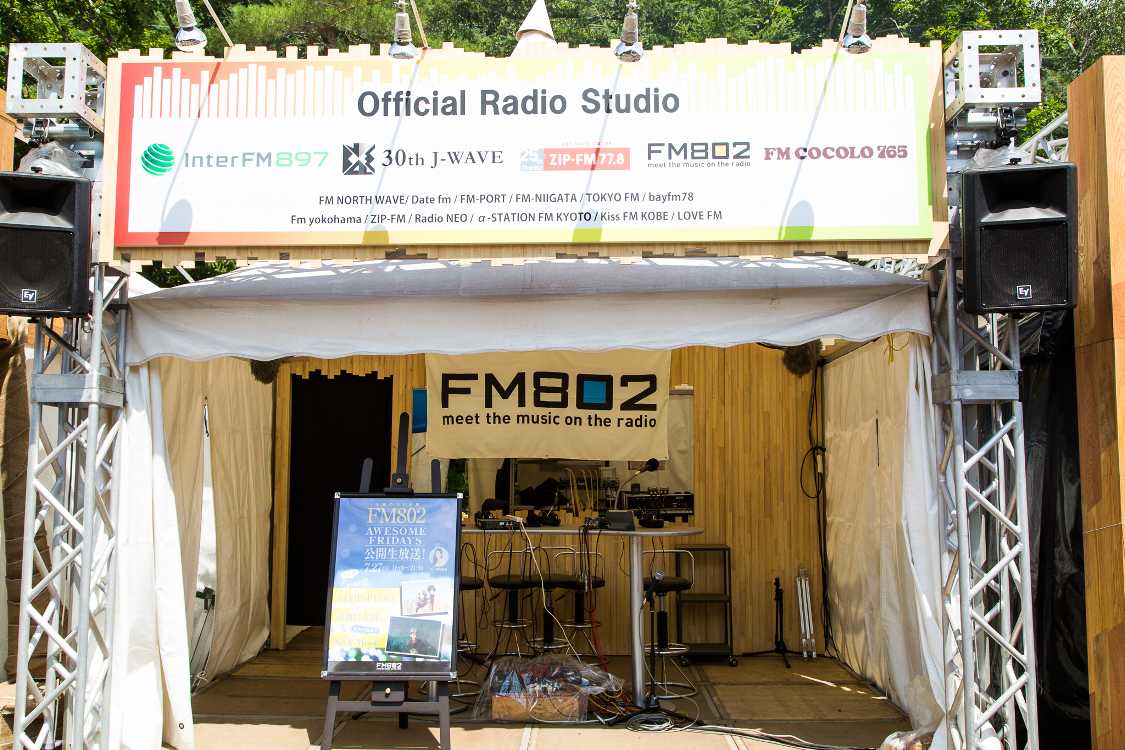 仮設のラジオスタジオ。生放送もされます。