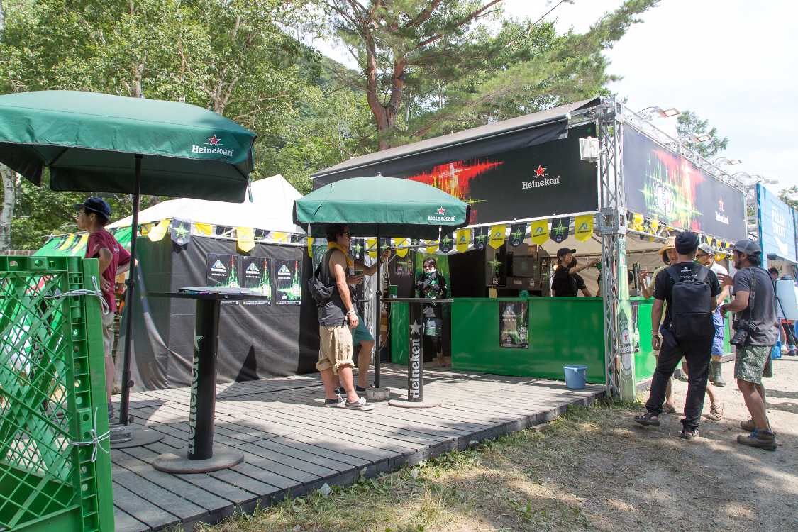 ハイネケンに隣接する立ち飲みテーブル。