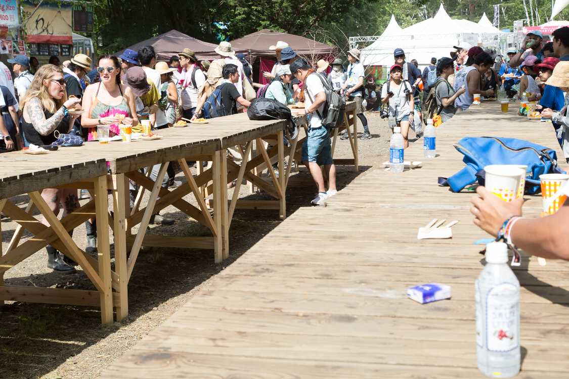 飲食用の長いテーブル。