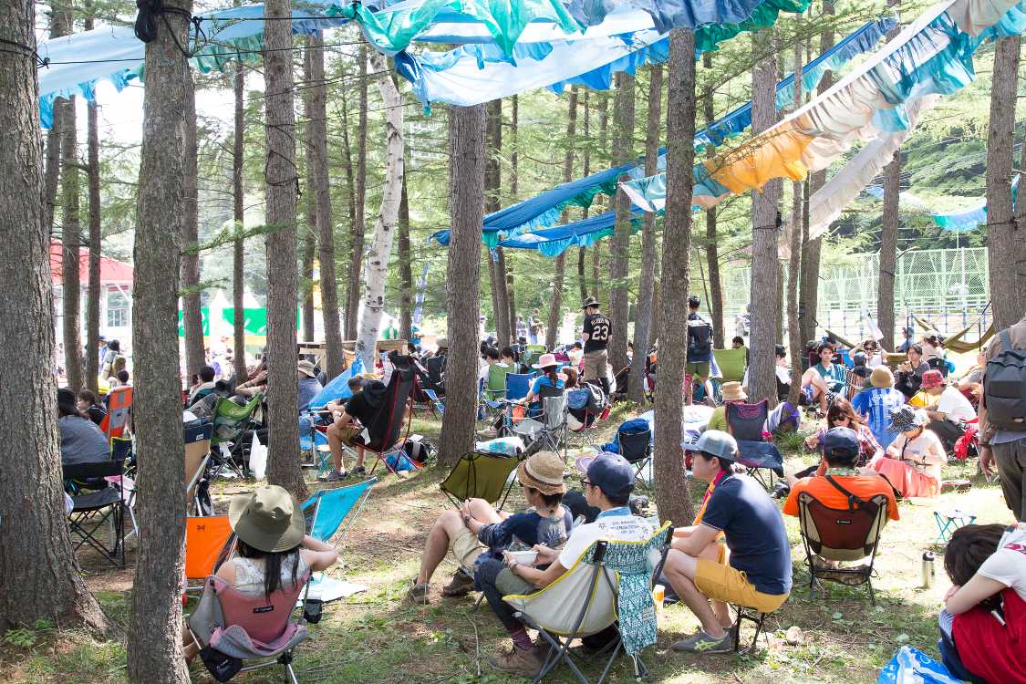 レッドマーキー後方とブルーギャラクシーの間の木陰。