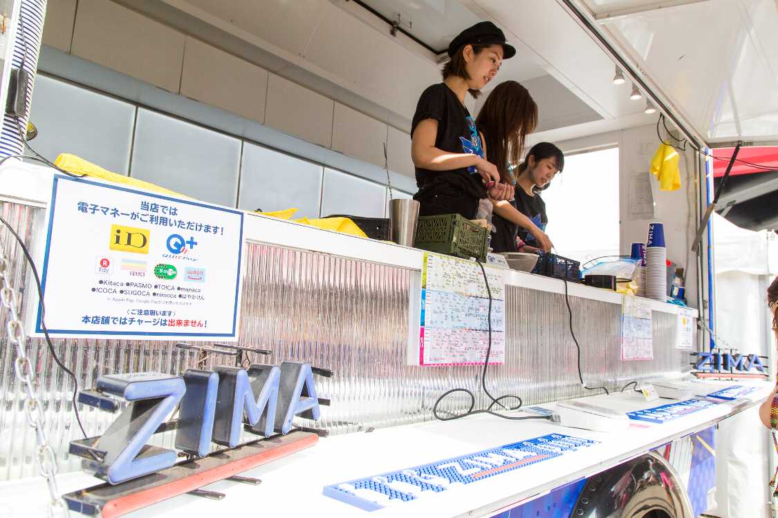 荷台部分が高く、上から渡されるような感じです。