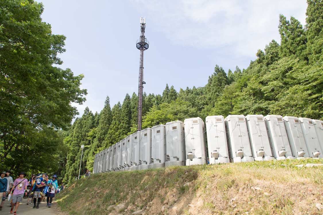 グリーンステージからホワイトステージへ。途中の仮設トイレ。