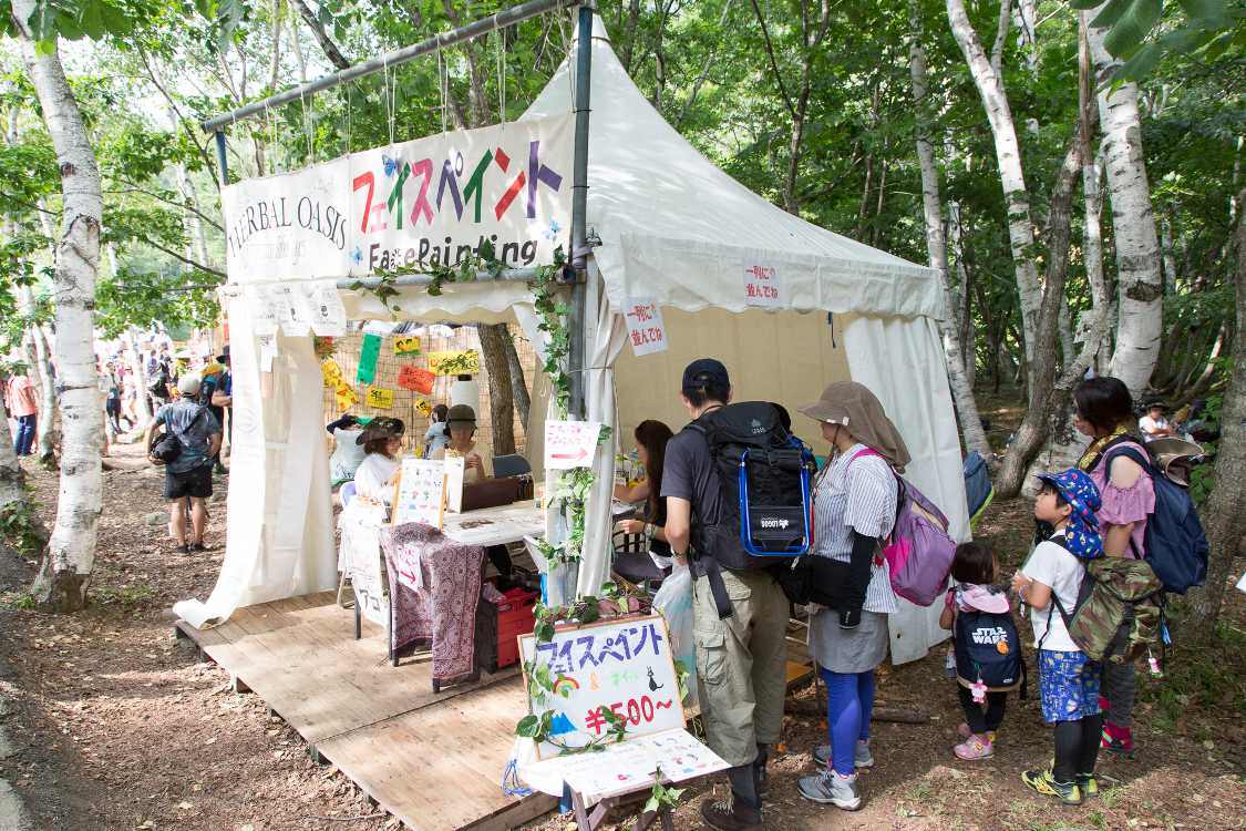 ところ天国の手前にあるフェスペイントのテント。最近できました。